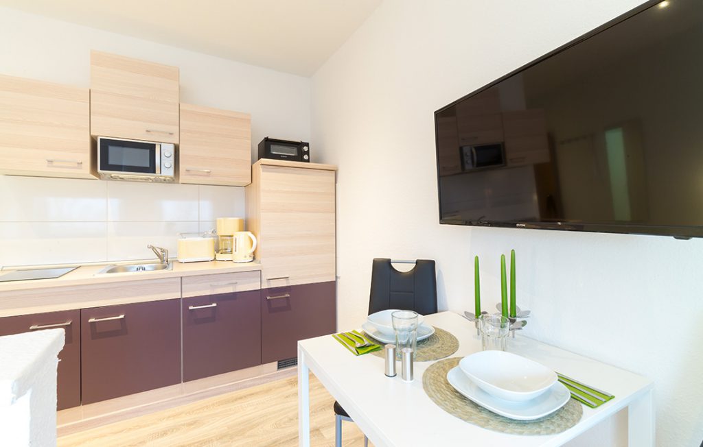 Küchenzeile und Essbereich | Classic Boarding Apartment Waldstadt Immobilien Halle Saale Peißen