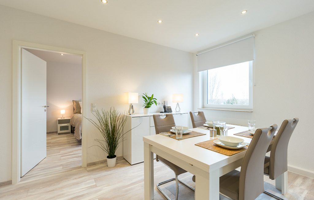 Essbereich für vier Personen und Sideboard | Superior Boarding Apartment Waldstadt Immobilien Halle Saale Peißen