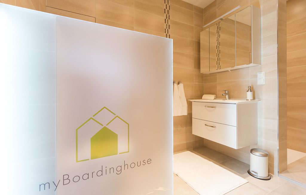 Badezimmer mit ebenerdiger Dusche | Superior Boarding Apartment Waldstadt Immobilien Halle Saale Peißen